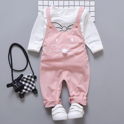 Camiseta y pantalón con tirantes para niña