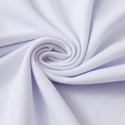 Camisola branca feminina com alfabeto cirílico