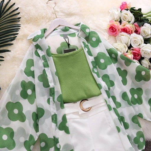 Camisola, camisa e calções femininos