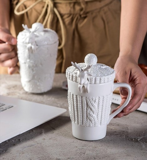 Caneca de porcelana com tampa e colher