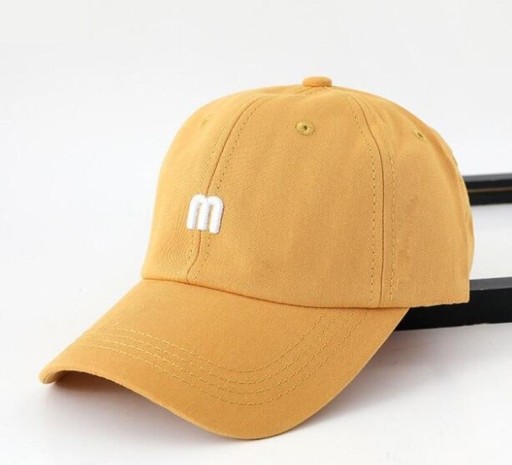 Cap mit einem Buchstaben