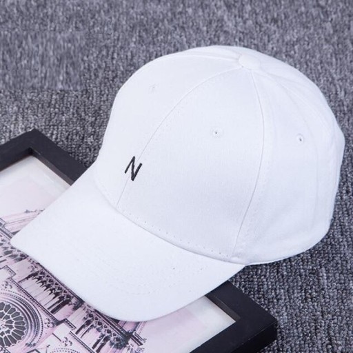 Cap mit einem Buchstaben