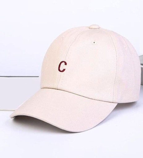Cap mit einem Buchstaben