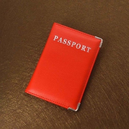Capa de passaporte com o texto prateado Passport e capas de canto em couro PU com superfície levemente texturizada Costuras nas bordas