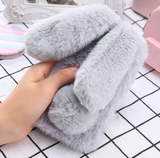 Capa original para iPhone com coelho peludo