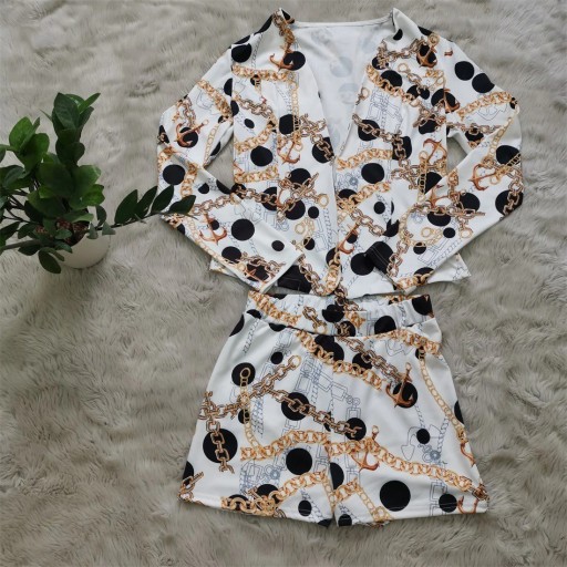 Cardigan e calções femininos