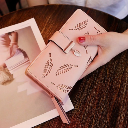 Cartera de mujer con billetes