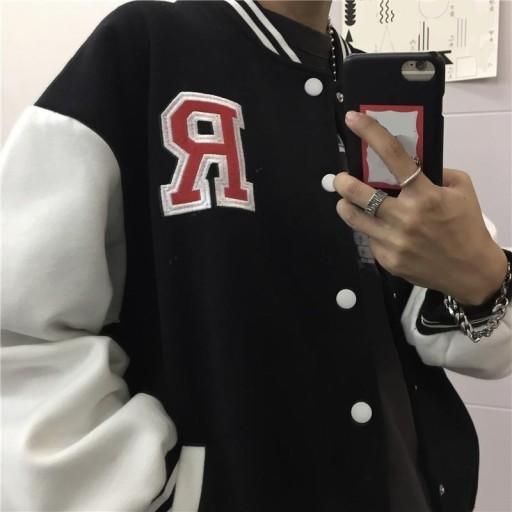 Casaco de baseball feminino em estilo universitário Mangas brancas contrastantes Grande emblema com letra Bainhas caneladas listradas