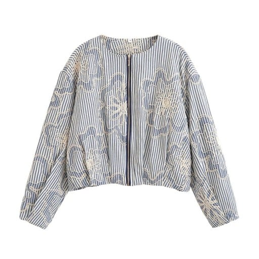 Casaco feminino com bordado floral e padrão riscado com fecho de correr e mangas largas azul e branca para lazer na cidade e uso diário