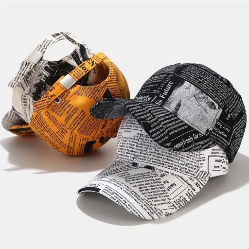 Casquette avec motif de journaux