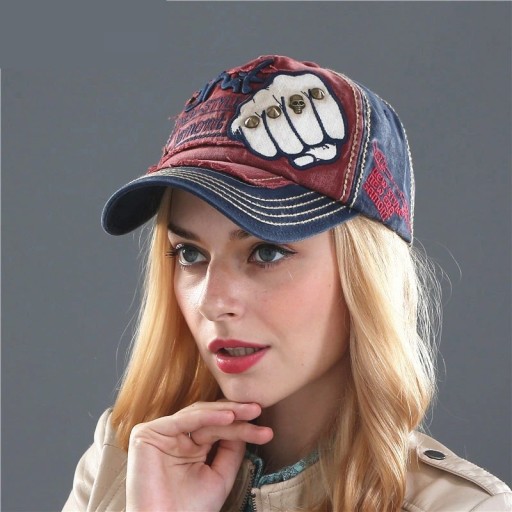 Casquette avec poing