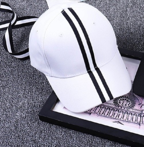 Casquette pour femme avec un ruban noir et blanc