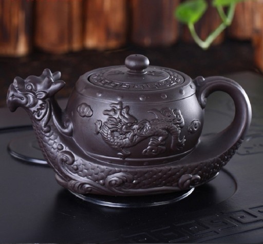 Ceainic din ceramica cu un dragon chinezesc