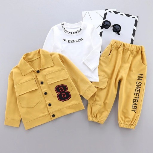 Chaqueta, camiseta y pantalón de niño