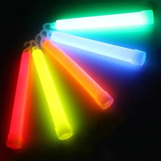 Chemické svítící tyčinky glow s háčkem aktivace zatřepáním délka 15 cm průměr 1 až 1,5 cm na párty festival kempování a nouzové situace