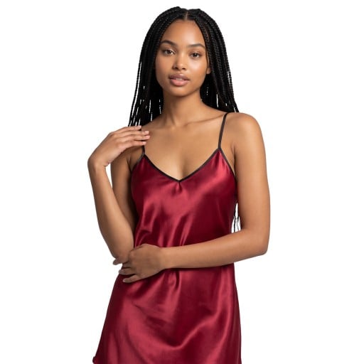 Chemise de nuit courte en satin pour femmes avec bretelles réglables, décolleté en V et dos profondément ouvert bordé de dentelle