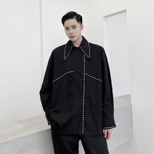 Chemise pour homme avec des clous