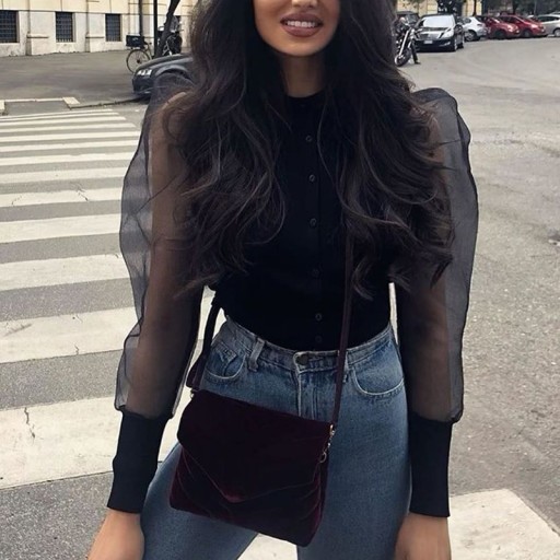 Chemisier noir avec des manches transparentes