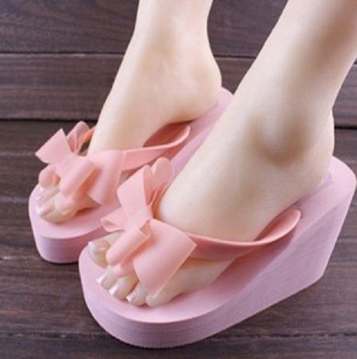 Chinelas de Senhora em Plataforma Alta com Laço