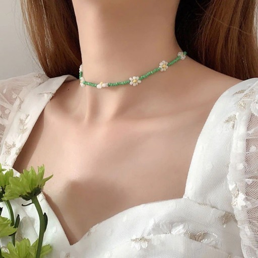 Choker de contas para senhora com flores