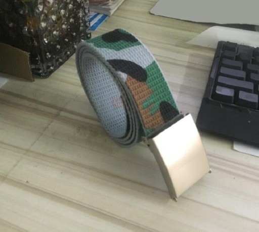 Cinturón de hombre con estampado de camuflaje.