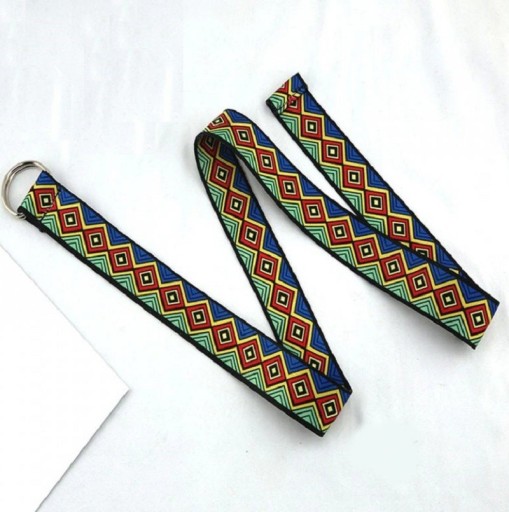 Cinturón de mujer con estampado colorido.