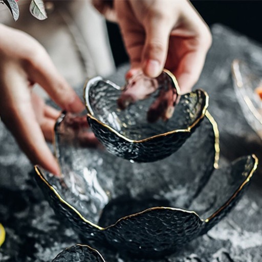 Ciotola di vetro a forma di fiore