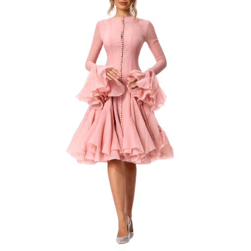 Cocktailmekko, jossa on runsas, monikerroksinen hameosa. Röyhelöhihat. Elegantti leikkaus. Pitkät hihat. Nappikiinnitys. Ylellinen sosiaalinen malli.