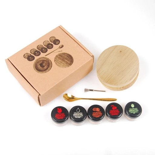 Cocktailrokerset van massief hout, ouderwetse whiskyroker met fruitchips, barkeukengerei voor thuismixologen