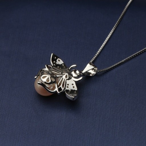 Colar feminino com abelha D618