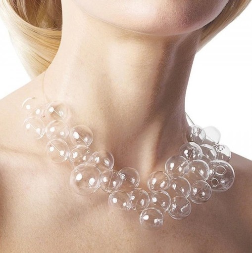 Colar feminino com bolhas