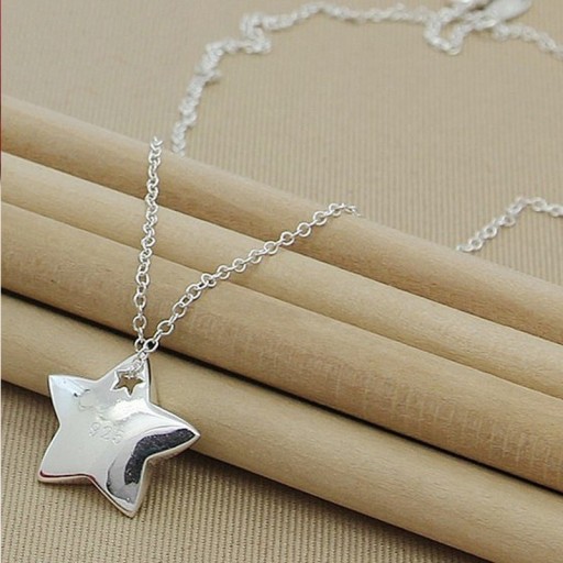 Colar feminino com estrela