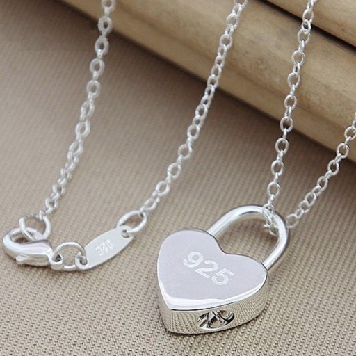 Colar feminino com fecho em forma de coração