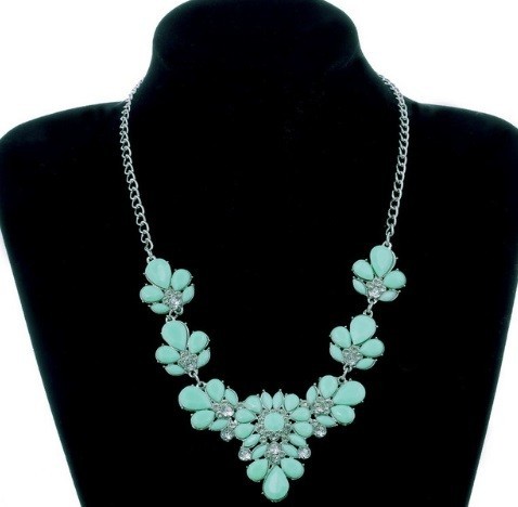 Colar feminino com flores coloridas J843