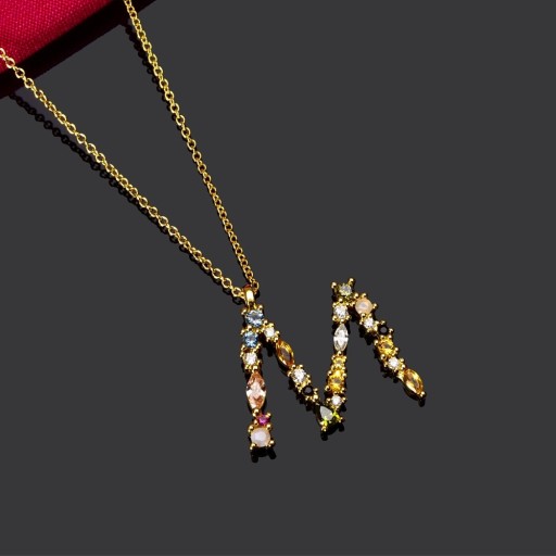 Colar feminino com letras do alfabeto