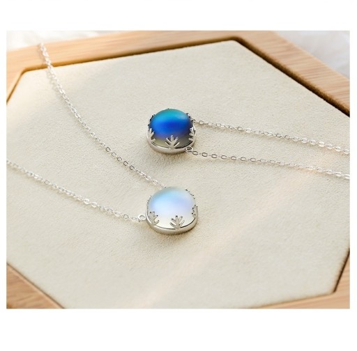 Colar feminino com motivo de árvores