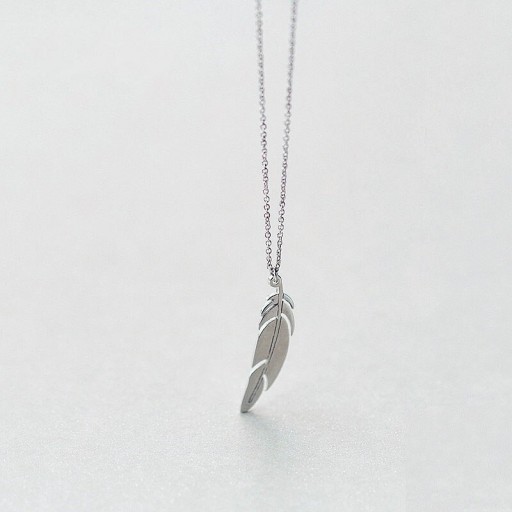 Colar feminino com pena