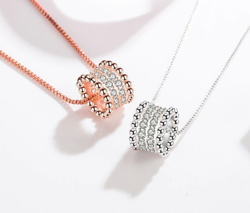 Colar feminino com pendente D681