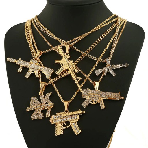Colar feminino com pendente de arma