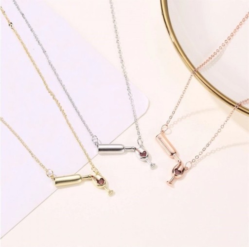 Colar feminino com pendente de garrafa e copo