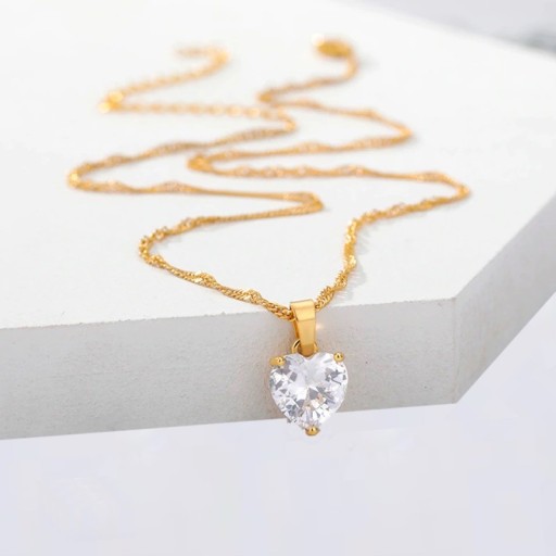 Colar feminino com pendente em forma de coração