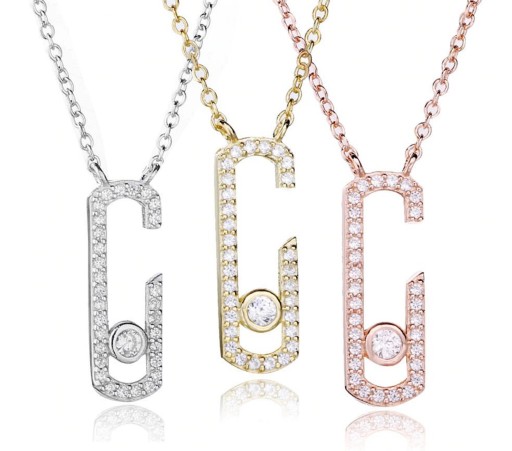 Colar feminino letra C