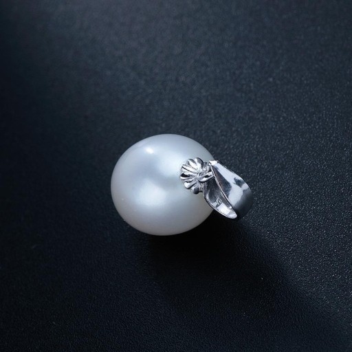 Colgante de mujer con perla