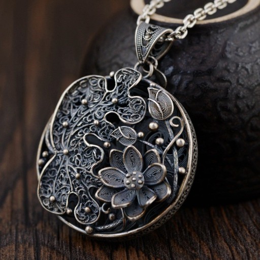 Colgante hueco de plata para mujer