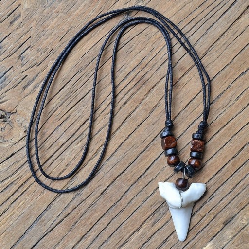 Collana con dente di squalo
