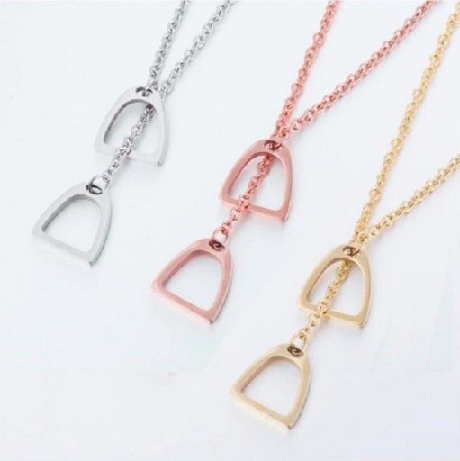 Collana da donna con staffe equestri
