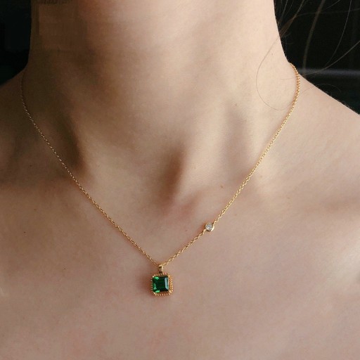 Collana dorata da donna con cristallo