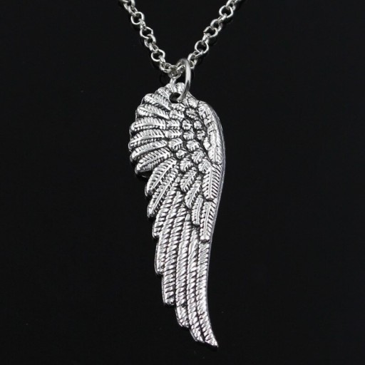 Collar con un ala