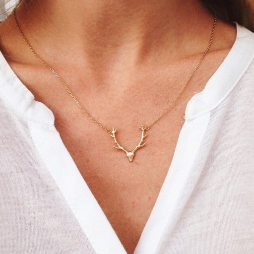 Collar de mujer con ciervo
