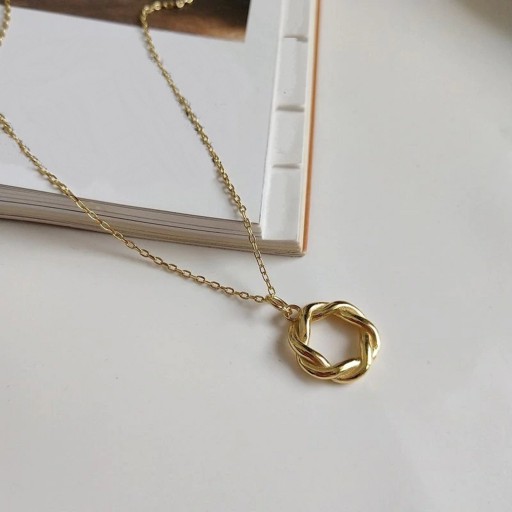 Collar de mujer con círculo enredado.